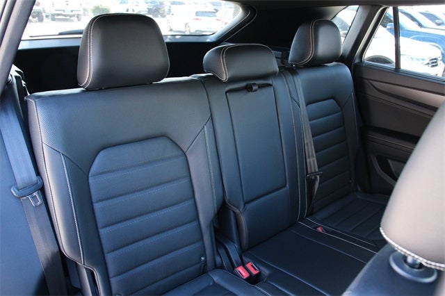 2025 Volkswagen Atlas Cross Sport 2.0T SEL R-Line Black