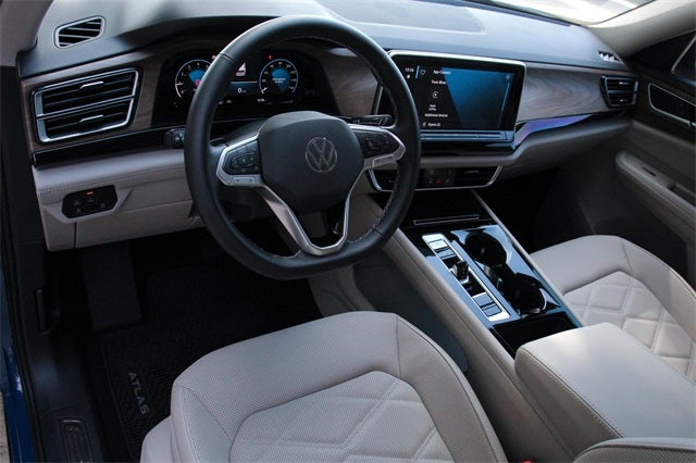 2025 Volkswagen Atlas 2.0T SE w/ Technology
