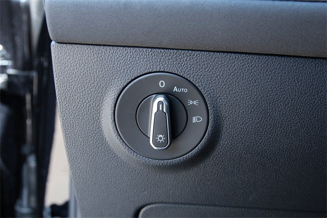 2026 Volkswagen Taos 1.5T SE Black