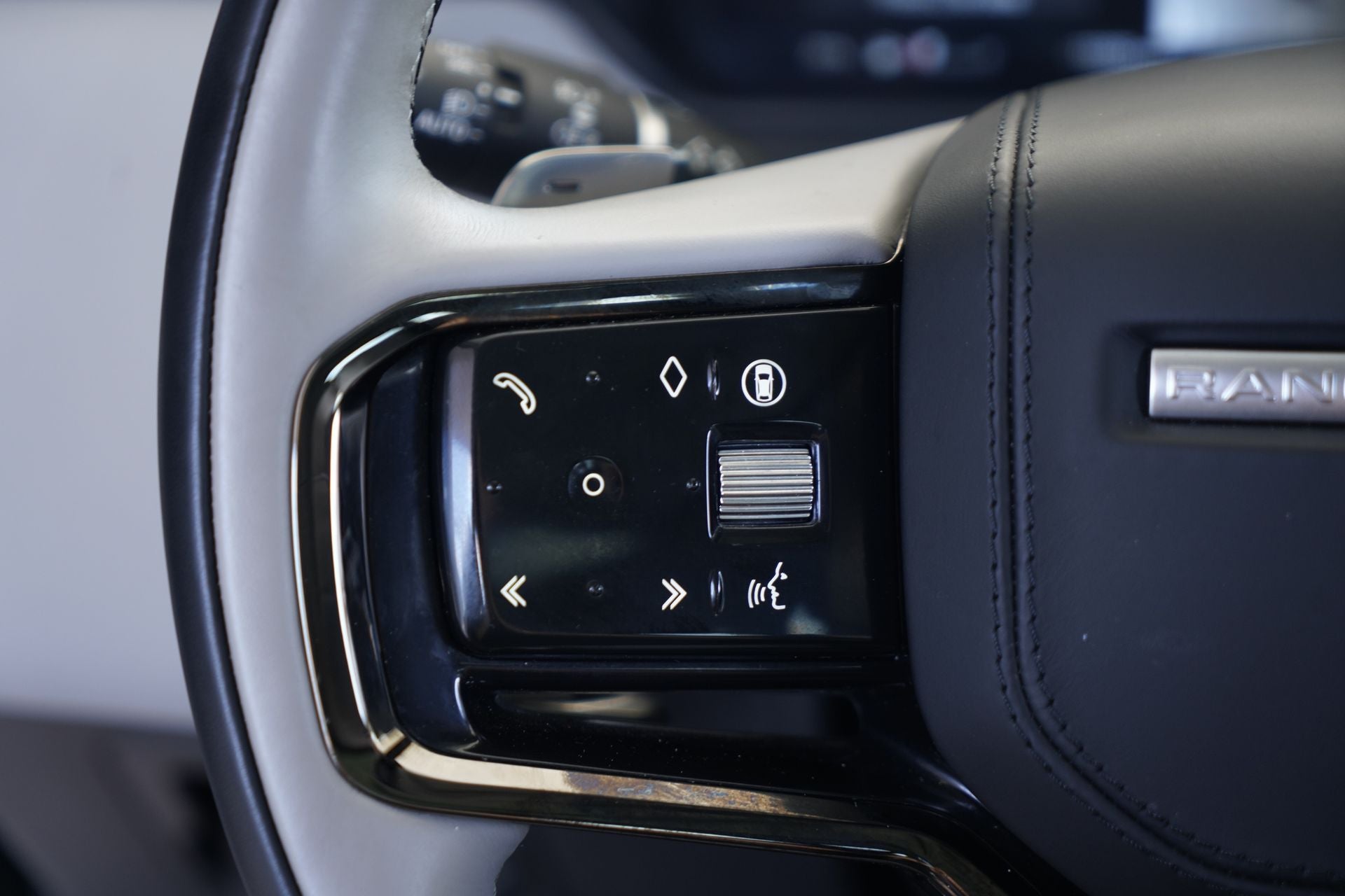 2025 Land Rover Range Rover Velar Dynamic SE